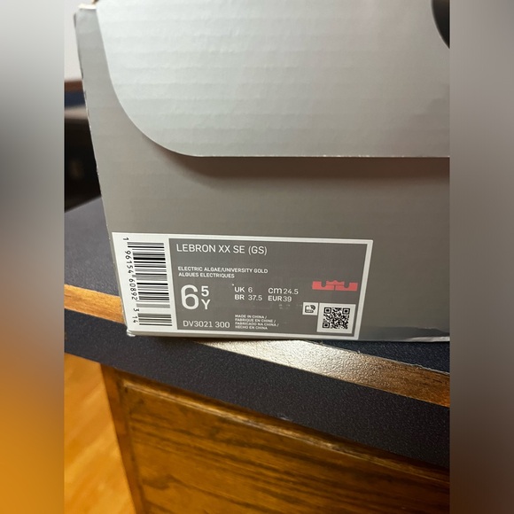 Nike Lebrons - Picture 4 of 4